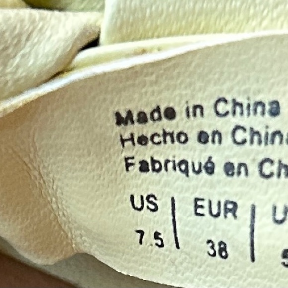 who what wear Women’s Slip On Sandals Light Yellow  Woven Strap Design Size 7.5 - Picture 11 of 11